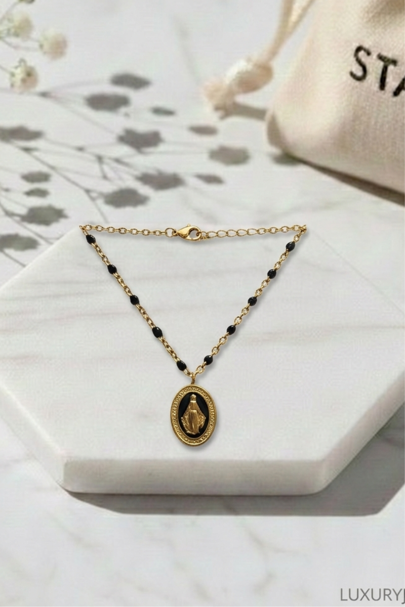 Gargantilla dorada de acero inoxidable con medalla de virgen