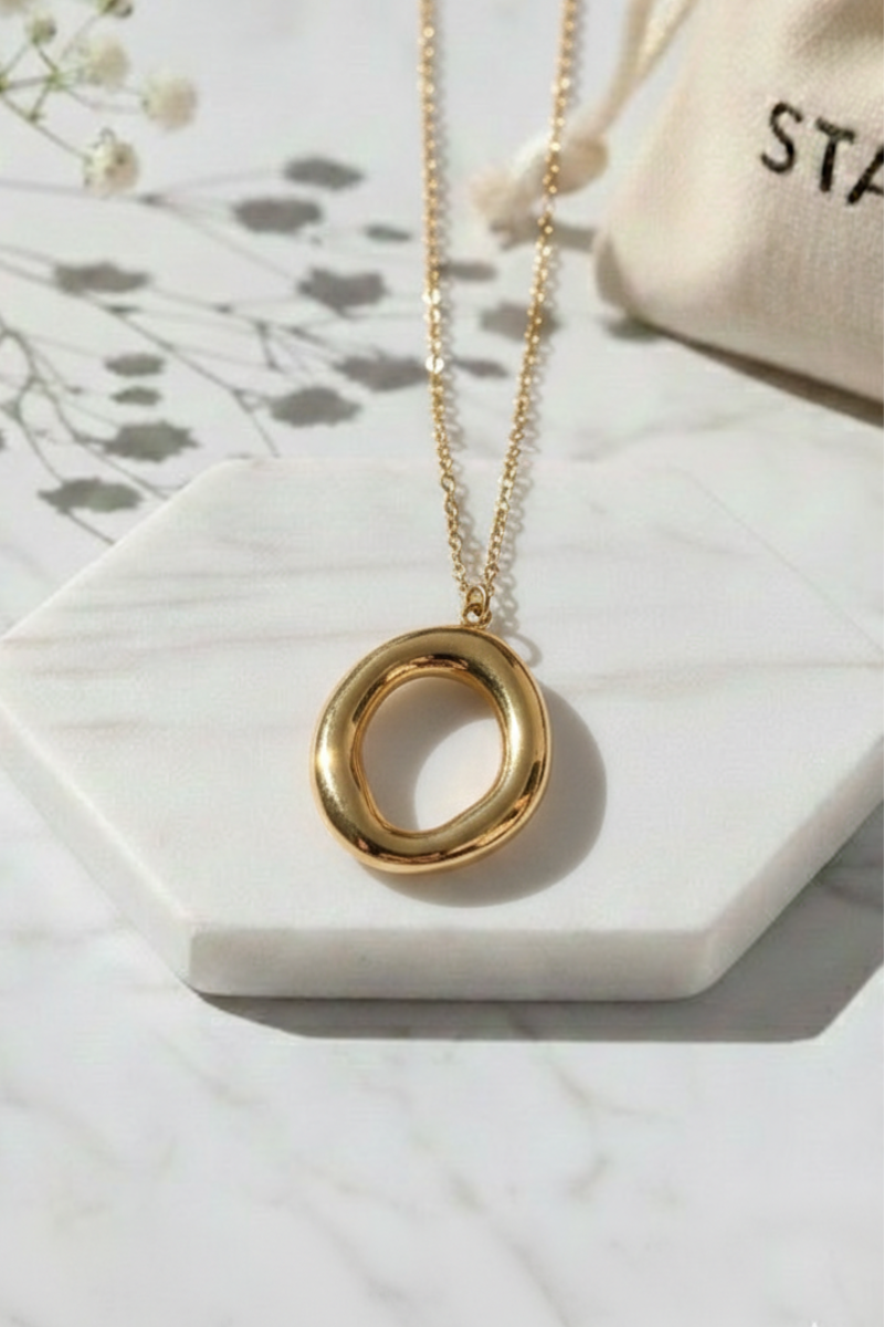 Gargantilla dorada con cadena serpentina y diseño irregular de círculo - Bisutería minimalista Liberatta