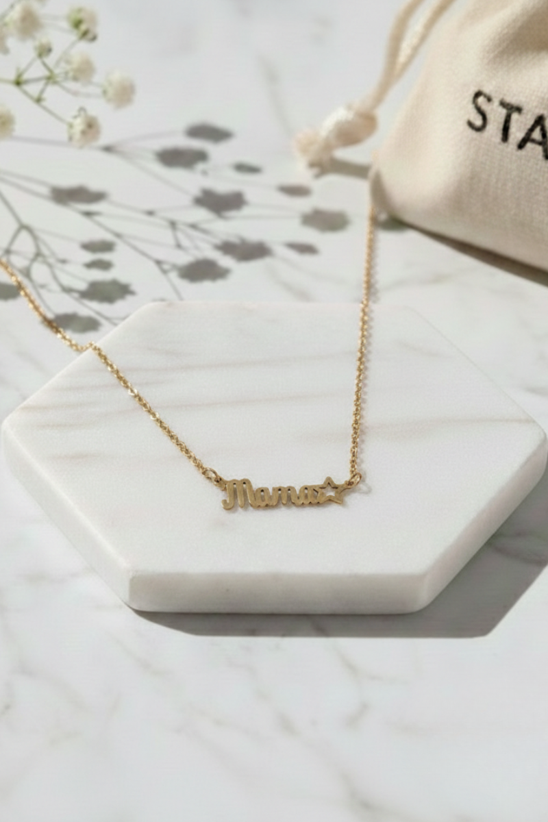 Gargantilla minimalista con colgante circular grabado con la palabra Mamá