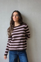 Detalle del jersey de punto con rayas marrones y rosas, cuello redondo