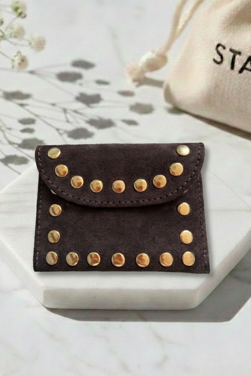 Monedero de ante color chocolate con tachuelas doradas, acabado elegante