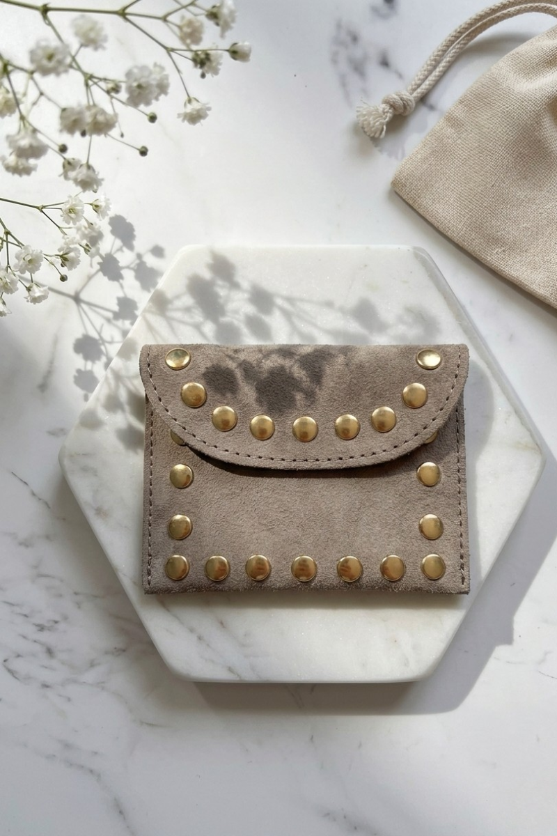 Monedero de ante color topo con tachuelas doradas, diseño vintage compact