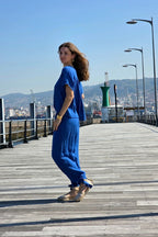 Pantalón bombacho azulón de algodón con lazos y bolsillos. Cintura elástica adaptable. Cómodo, versátil y elegante. Perfecto para el día a día.