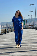 Pantalón bombacho azulón de algodón con lazos y bolsillos. Cintura elástica adaptable. Cómodo, versátil y elegante. Perfecto para el día a día.