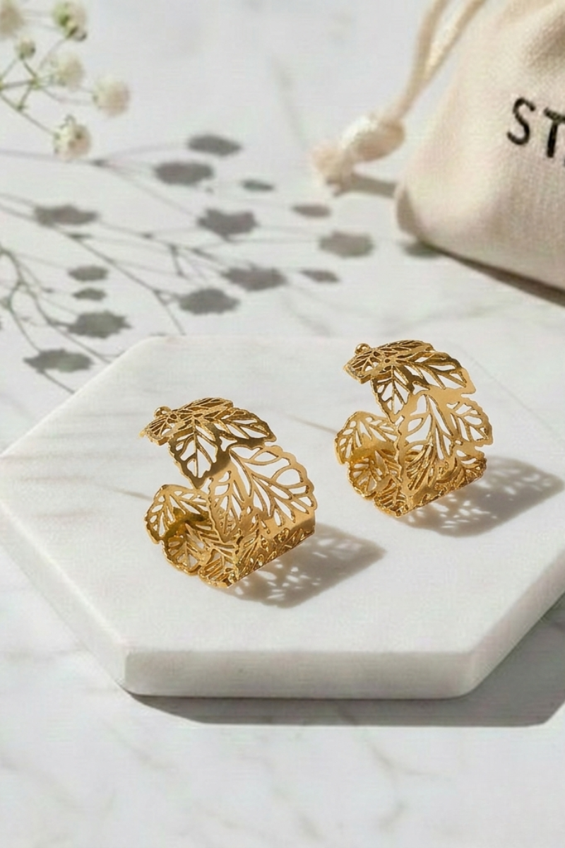 Pendientes de aro dorados con detalles de hojas en acero inoxidable, acabado brillante