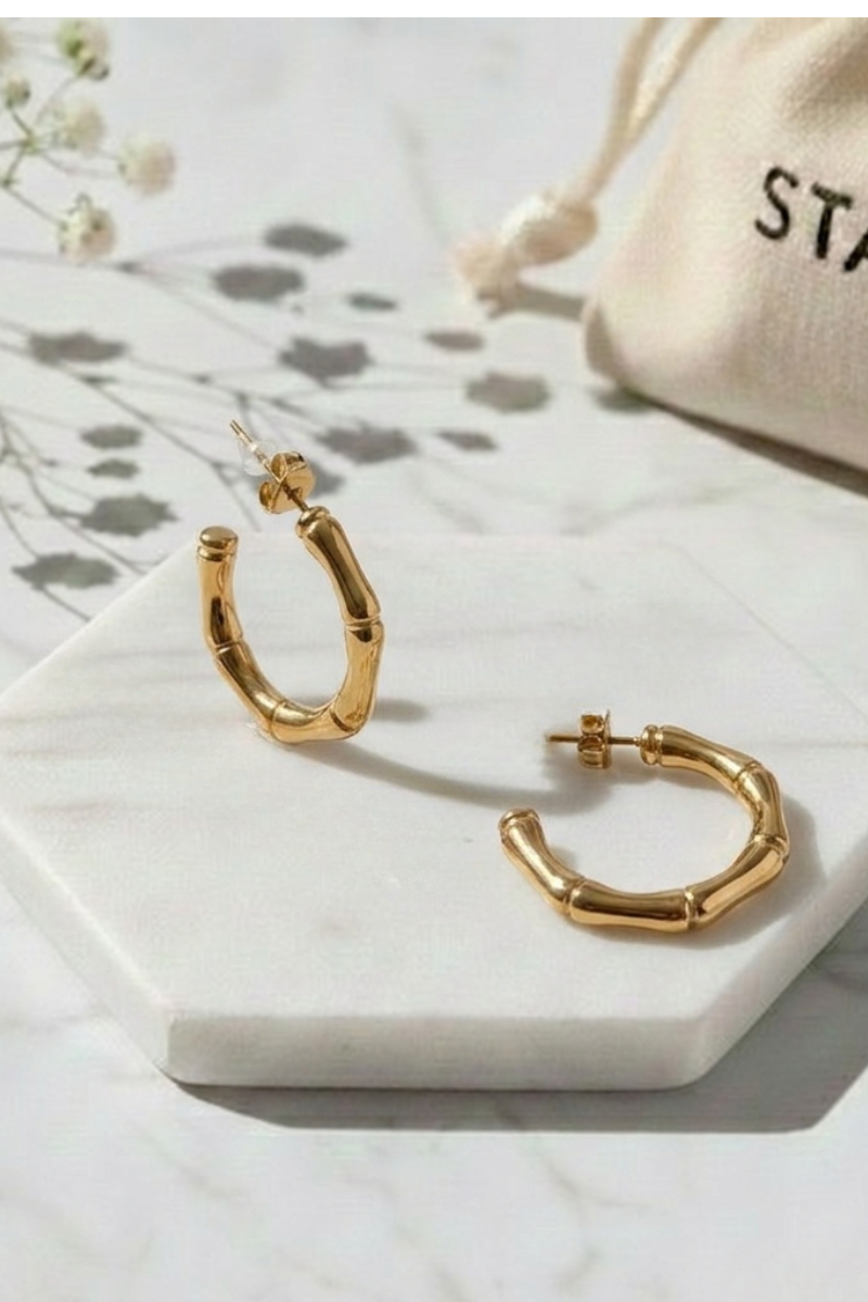 Pendientes de aro mediano dorado con textura bambú en acero inoxidable, acabado brillante
