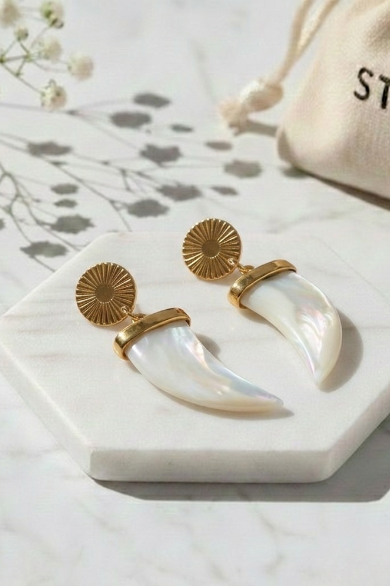 Pendiente de cuerno dorado de acero inoxidable con diseño moderno y acabado brillante
