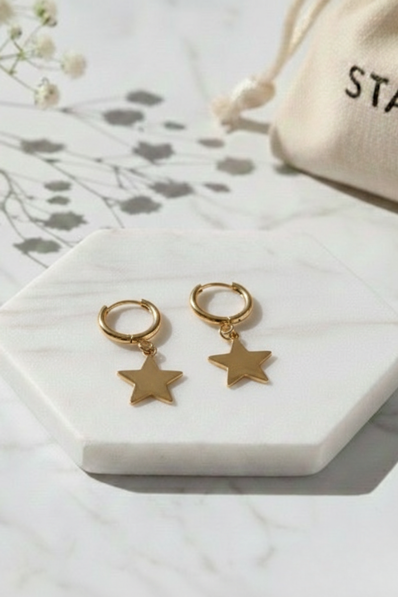 Pendiente de aro dorado con estrella colgante - Bisutería elegante Liberatta