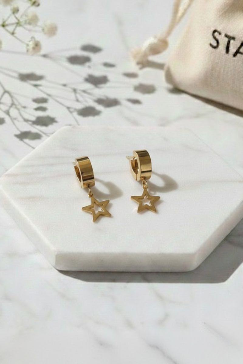 Pendiente de aro pequeño grueso dorado con estrella hueca - Bisutería delicada Liberatta