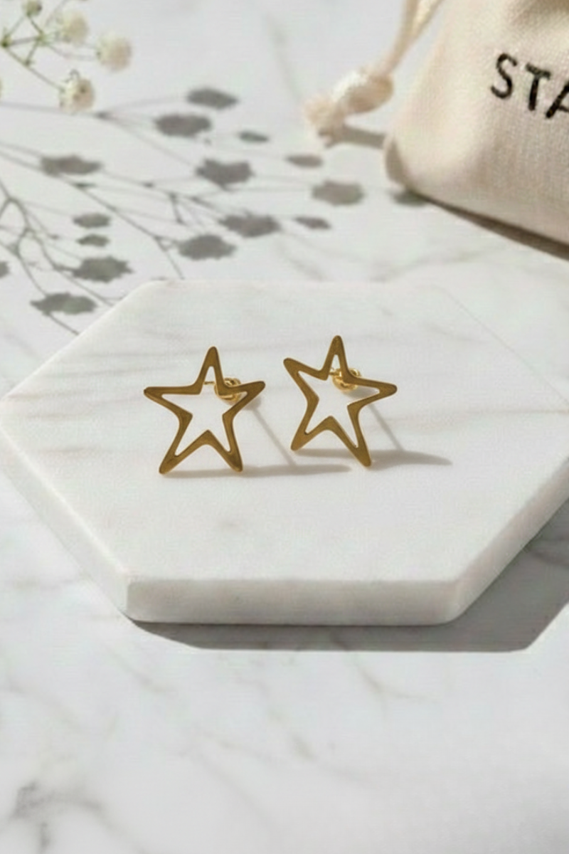 Pendiente de estrella mediano pegado a la oreja dorado - Diseño minimalista Bisutería Liberatta