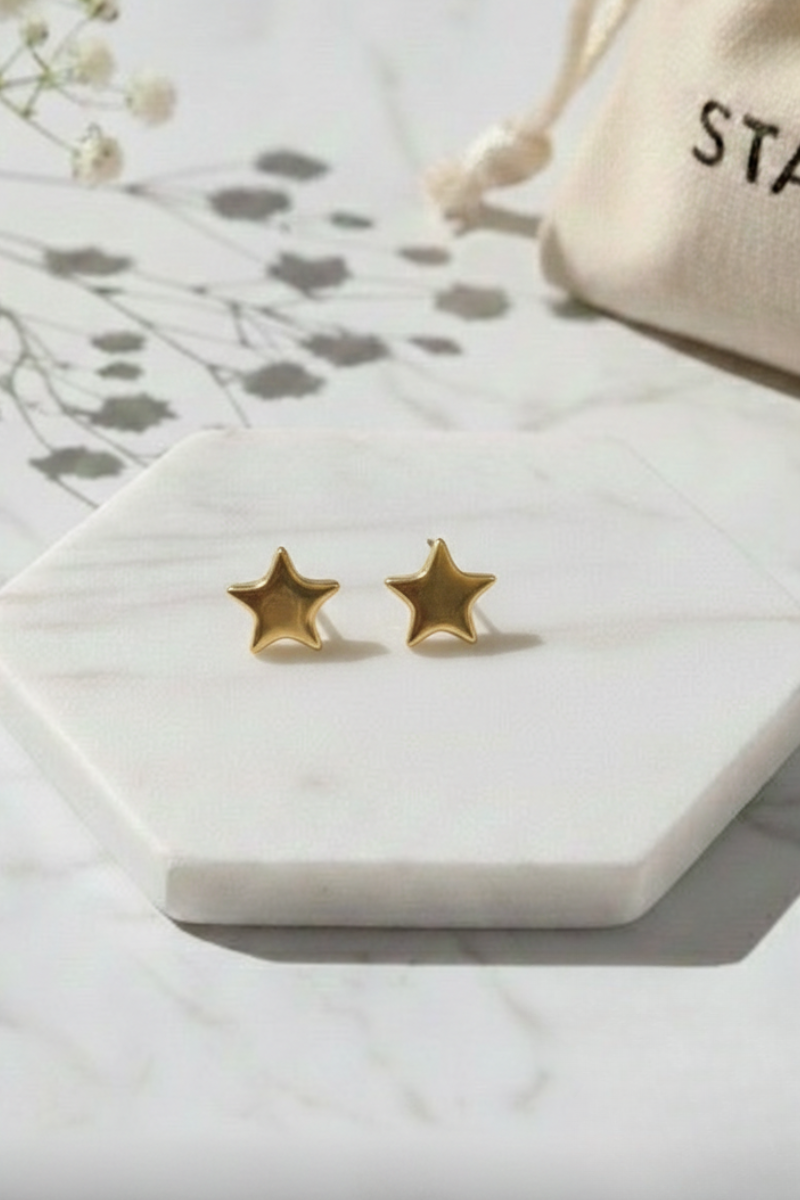 Pendiente de estrella pequeña pegado a la oreja dorado - Diseño minimalista Bisutería Liberatta