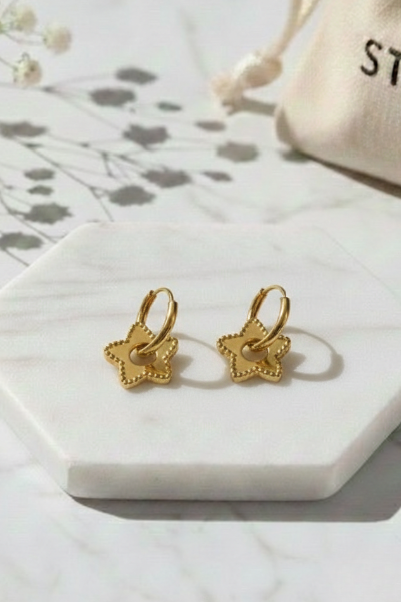 Pendiente de aro dorado con estrella hueca pequeña colgante - Bisutería delicada Liberatta