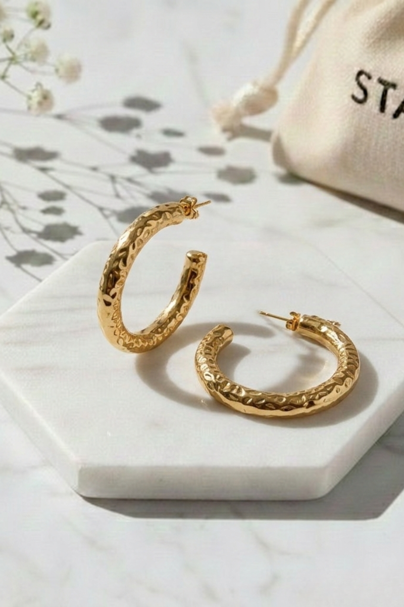 Pendientes de aros medianos con textura en relieve, acero inoxidable plateado brillante