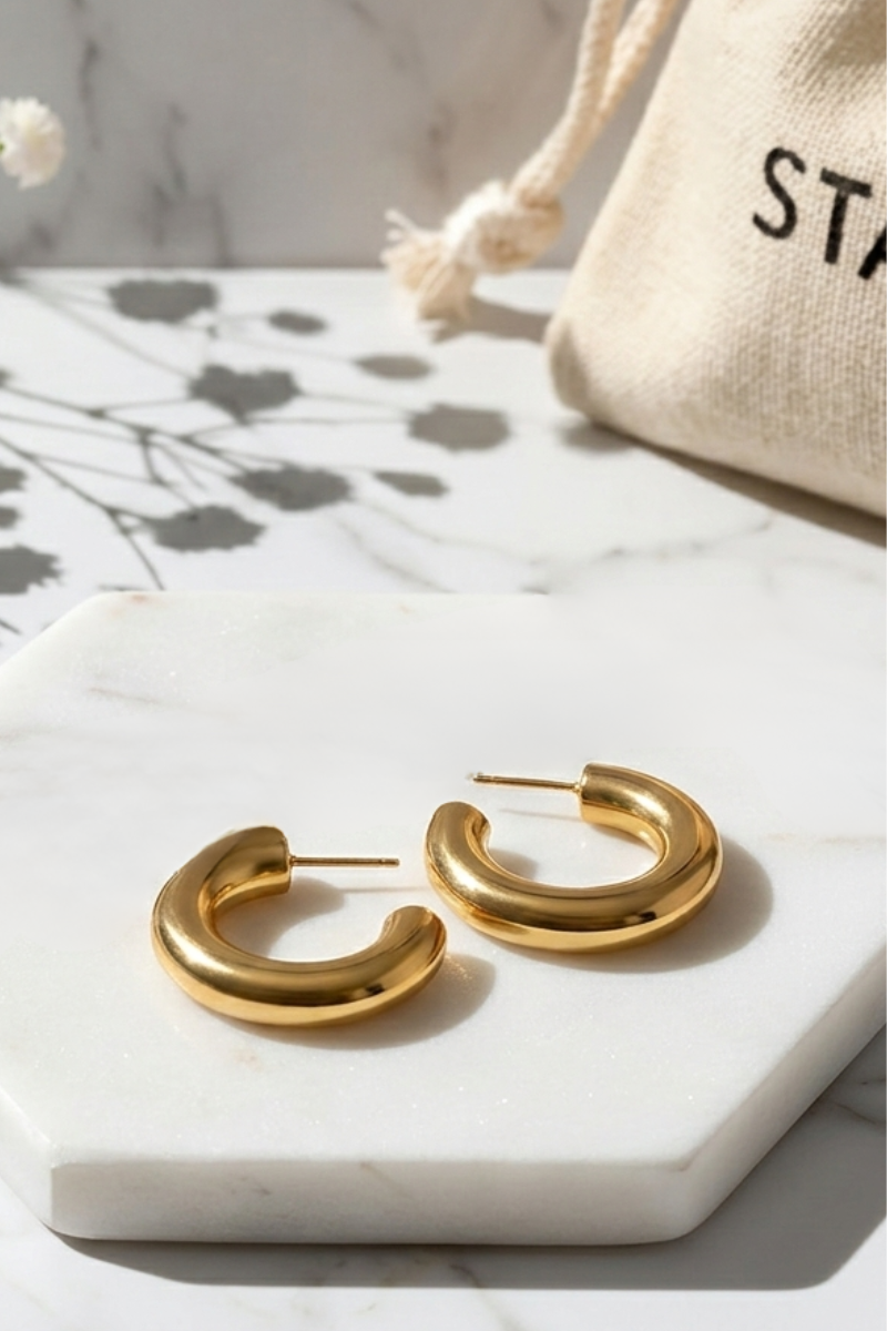 Pendientes de aro pequeño grueso en acero inoxidable dorado, acabado brillante