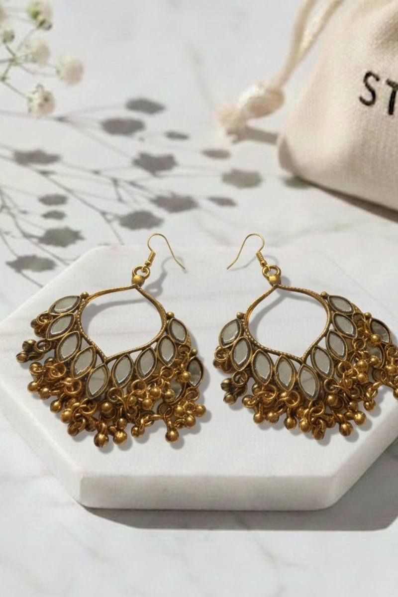 Pendientes de acero inoxidable en aro gota con espejo dorado y bolitas colgantes. Hipoalergénicos, elegantes y versátiles.