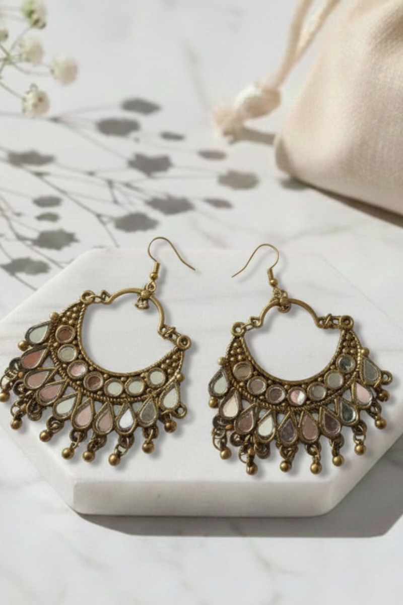 Pendientes de acero inoxidable en aro grande con espejo dorado y bolitas colgantes. Hipoalergénicos, elegantes y versátiles.