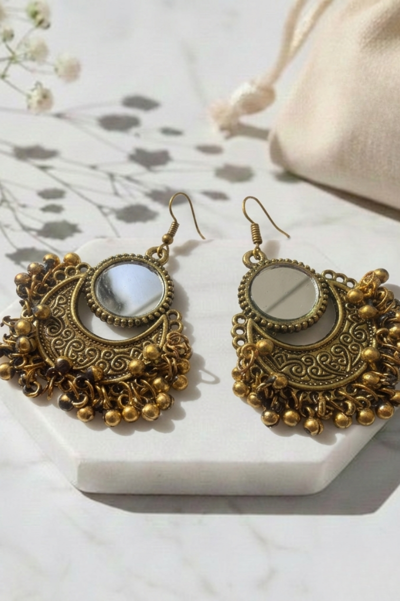 Pendientes de acero inoxidable con espejos circulares dorados y bolitas colgantes. Hipoalergénicos, elegantes y versátiles.