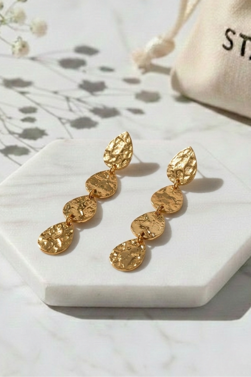 Pendientes largos de gota en cascada en acero inoxidable dorado, diseño fluido y elegante