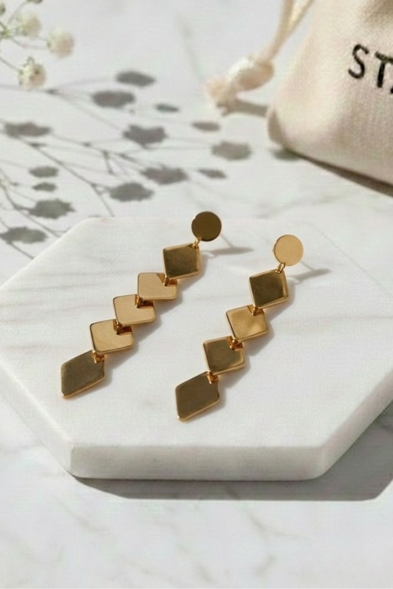 Pendientes largos de rombos geométricos en acero inoxidable dorado, diseño en cascada