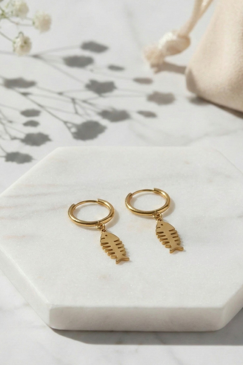 Pendientes pequeños de raspa tipo aro dorado en acero inoxidable - Bisutería elegante Liberatta