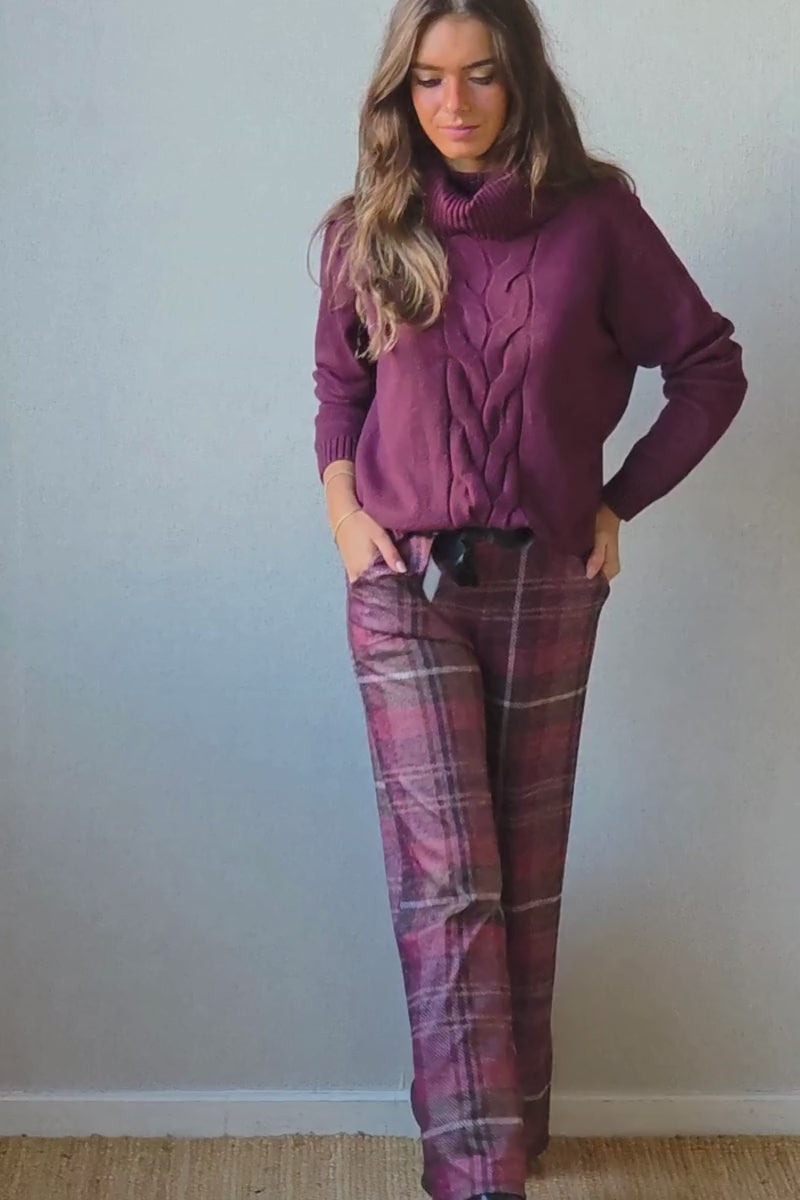 Jersey cuello cisne con con trenza berenjena