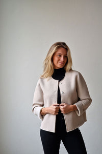 Abrigo corto de neopreno y lana color beige