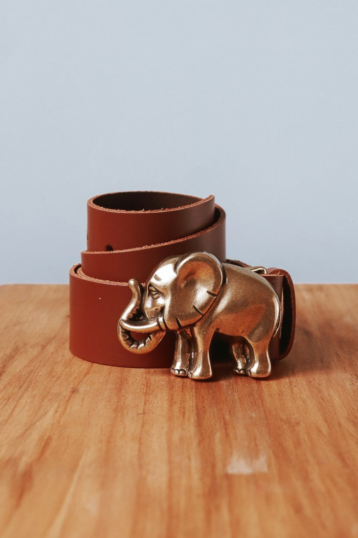 Cinturón de piel con hebilla dorada elefante