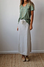  Detalle de falda larga de algodón con rayas verde militar y aberturas