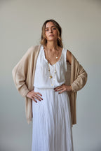 Top raso cuello pico volantes blanca