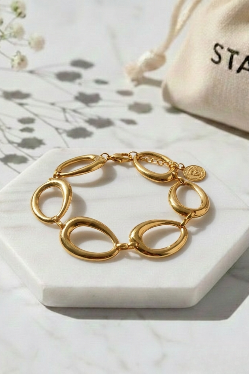 Pulsera de eslabones circulares tipo gota en acero inoxidable con acabado dorado brillante
