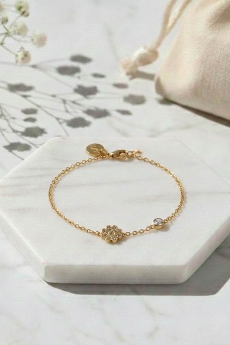 Pulsera de trébol con brillantes en acero inoxidable dorado. Diseño elegante y simbólico, hipoalergénica y resistente. Atrae la buena suerte con estilo.
