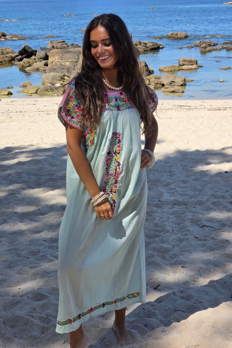 Vestido mexicano bordado a mano salvia