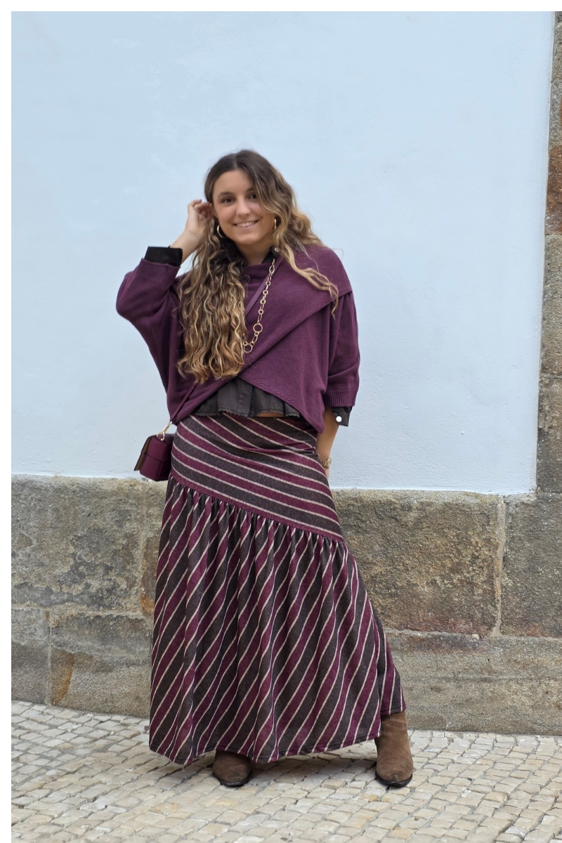 Falda de rayas con corte granate