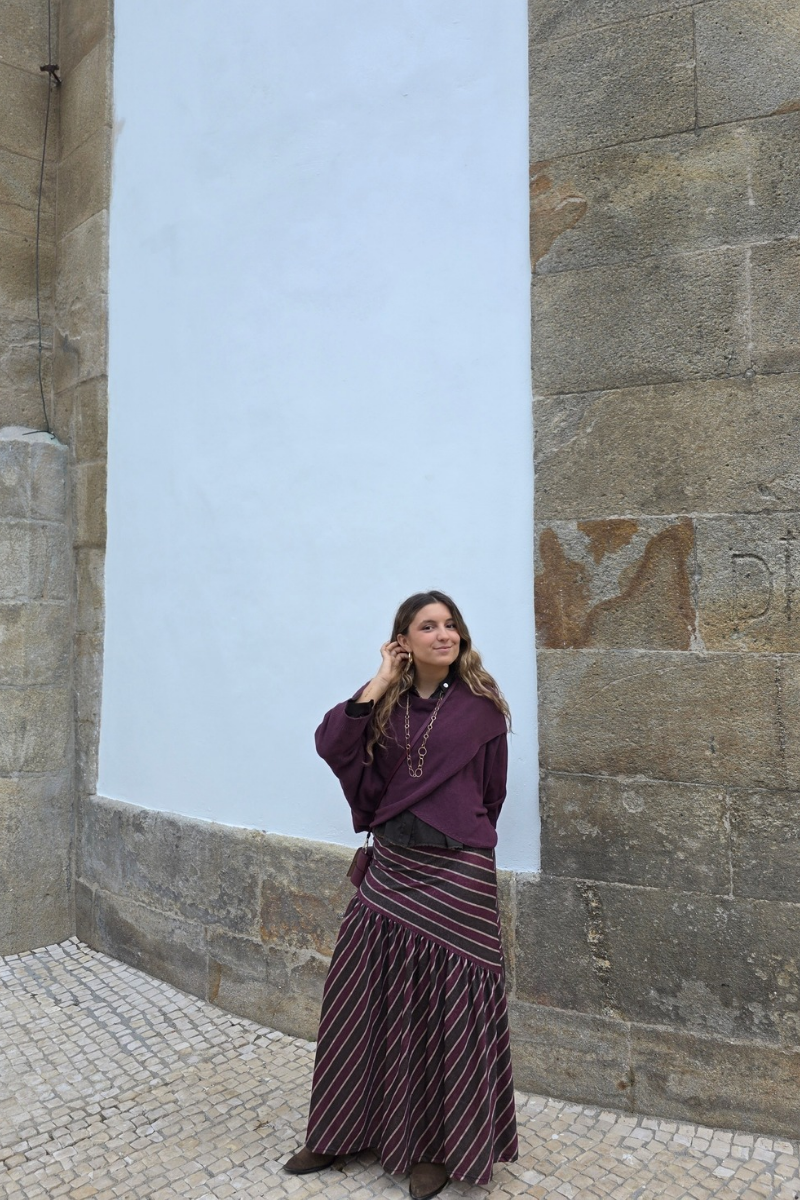 Falda de rayas con corte granate