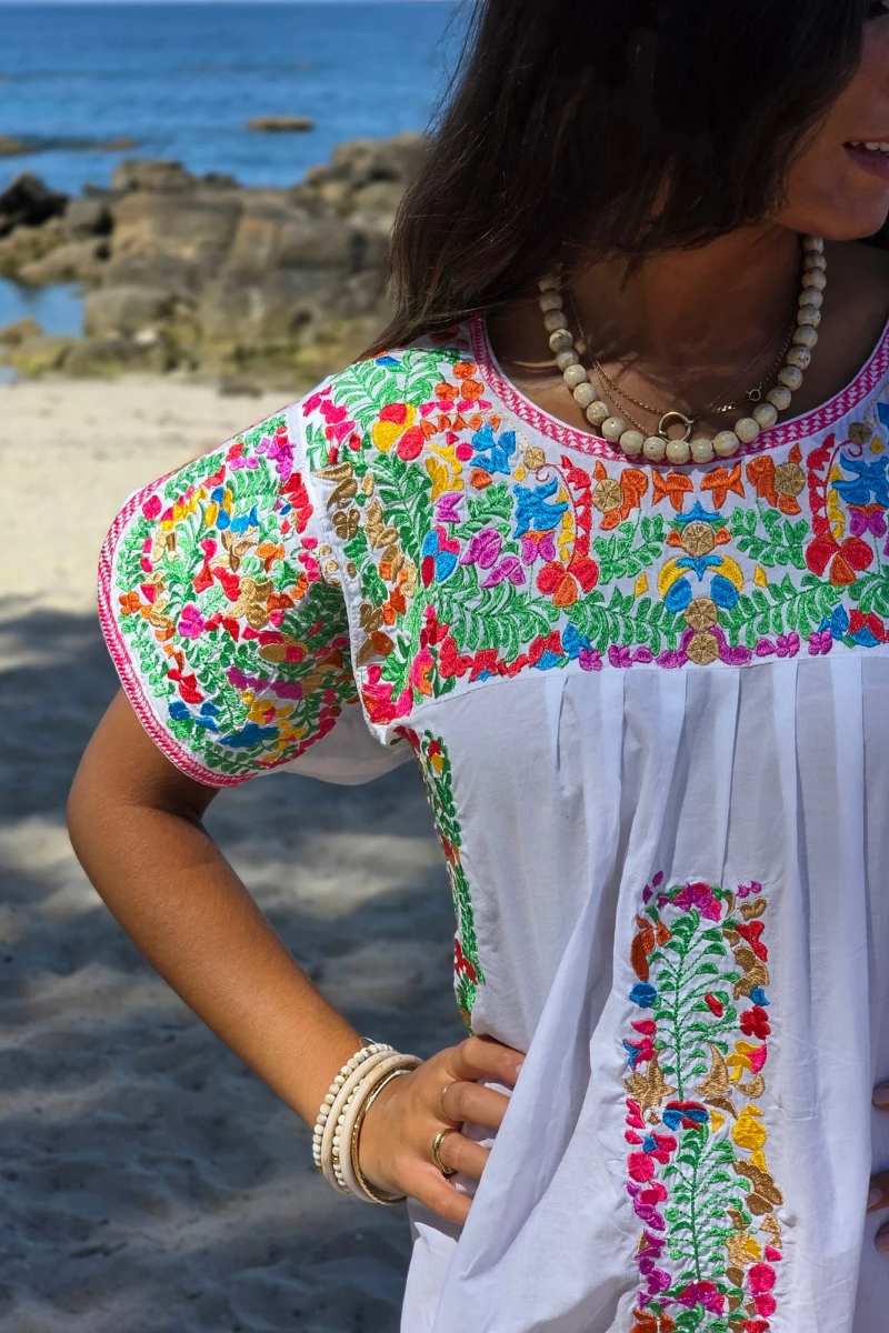 Vestido mexicano bordado a mano blanco