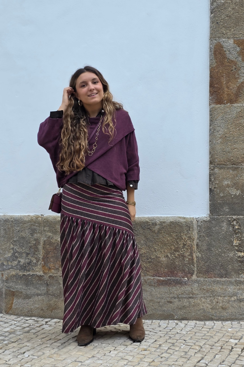 Falda de rayas con corte granate