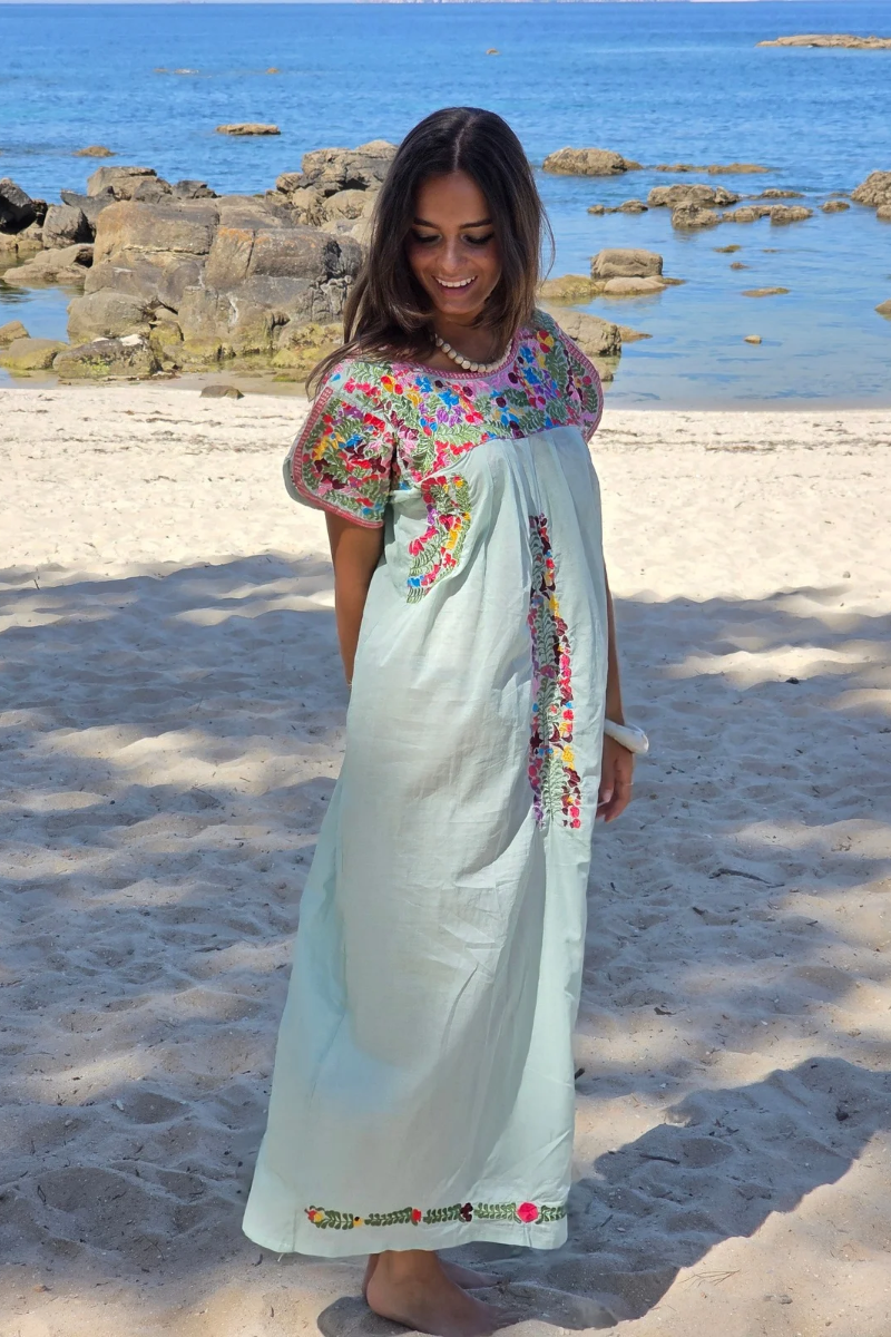 Vestido mexicano bordado a mano salvia