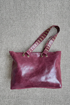 Bolso shopping granate con tachas