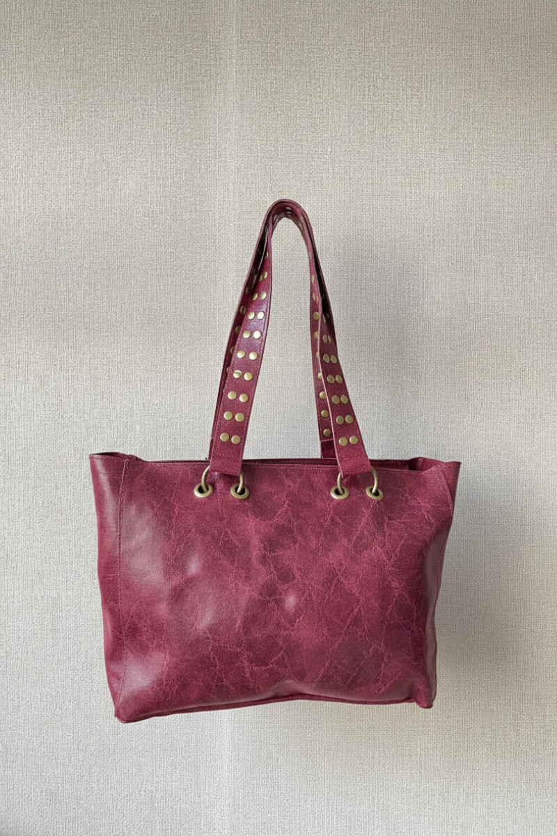 Bolso shopping granate con tachas