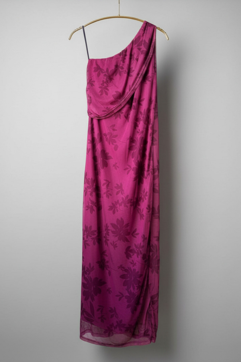 Vestido estampado de flores con escote hombro descubierto en tono buganvilla. Tejido fluido, feminino y lleno de color. Perfecto para eventos y verano.