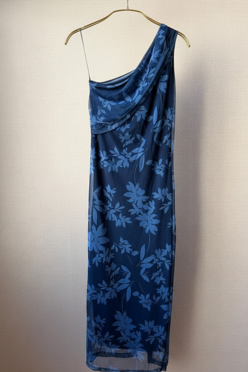 Vestido estampado de flores con escote hombro descubierto en tono azul marino. Tejido fluido, femenino y elegante. Perfecto para eventos y verano.