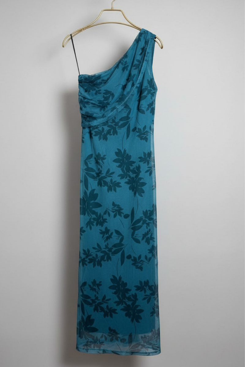Vestido estampado de flores con escote hombro descubierto en tono verde. Tejido fluido, femenino y lleno de color. Perfecto para eventos y verano.