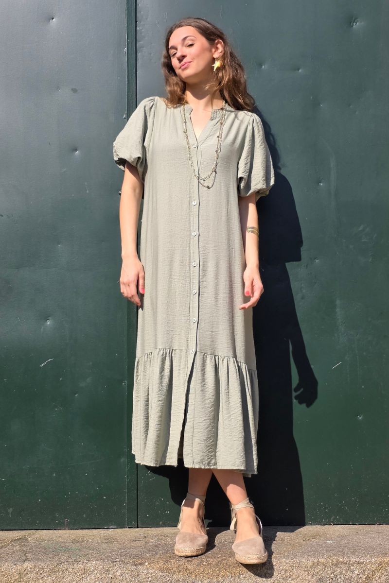 Vestido caqui de manga globo con botones y volantes en el bajo. Elegante y femenino, perfecto para eventos y ocasiones especiales. Descúbrelo en Liberatta.