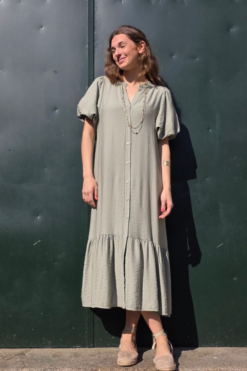 Vestido caqui de manga globo con botones y volantes en el bajo. Elegante y femenino, perfecto para eventos y ocasiones especiales. Descúbrelo en Liberatta.