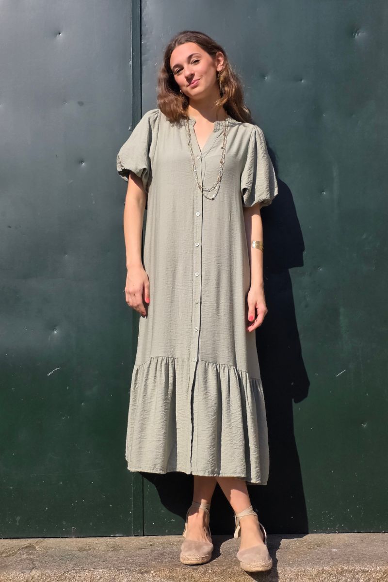 Vestido caqui de manga globo con botones y volantes en el bajo. Elegante y femenino, perfecto para eventos y ocasiones especiales. Descúbrelo en Liberatta.