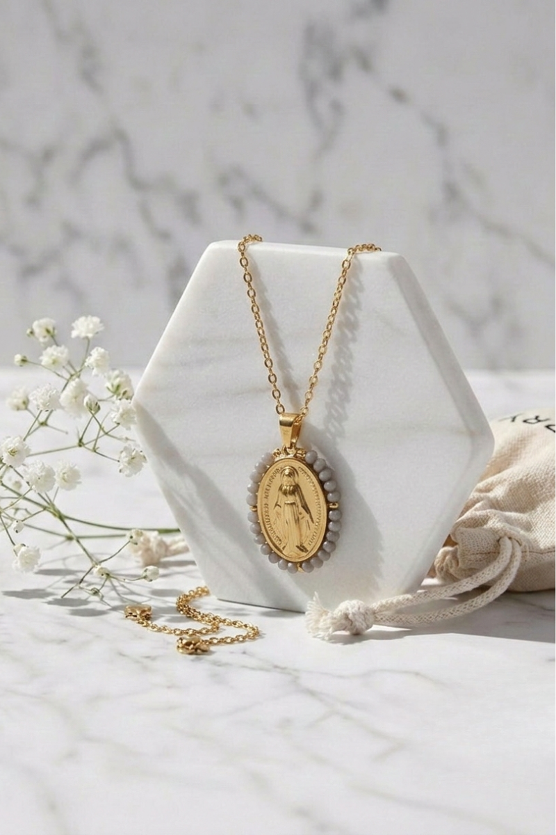 Detalle de medalla grande de la Virgen Milagrosa en gargantilla de acero inoxidable