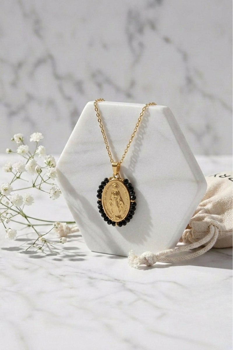 Detalle de medalla grande de la Virgen Milagrosa en gargantilla de acero inoxidable